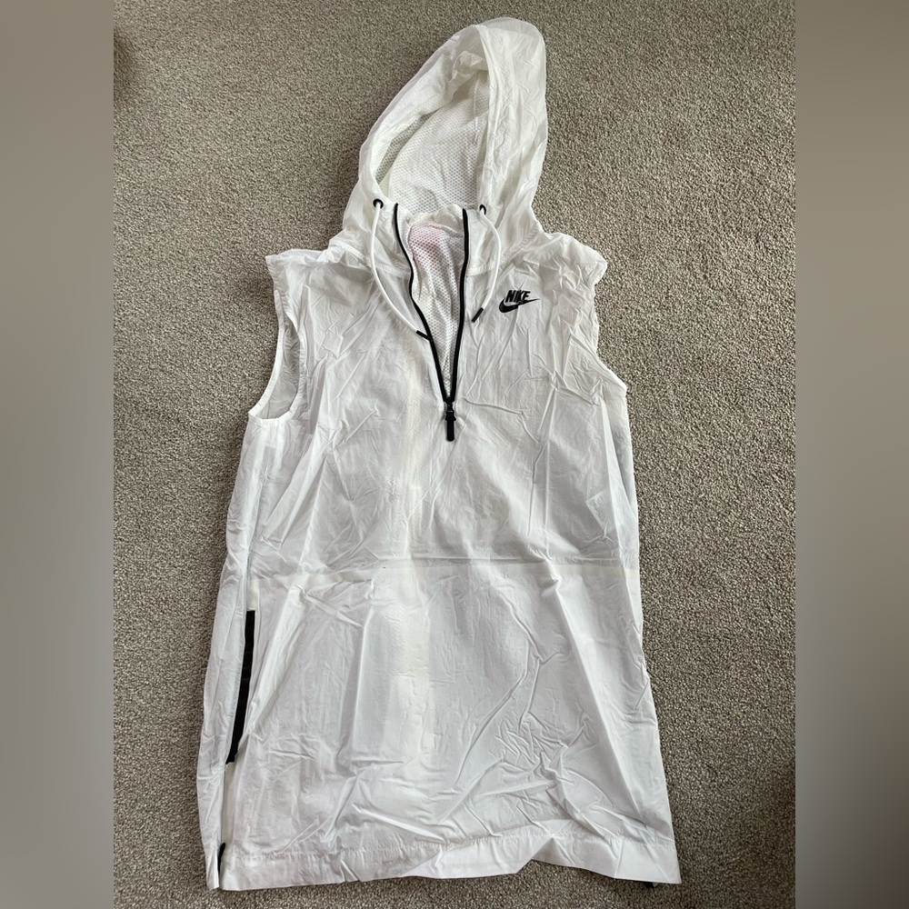 White Nike Women’s Medium Sleeveless Windbreaker